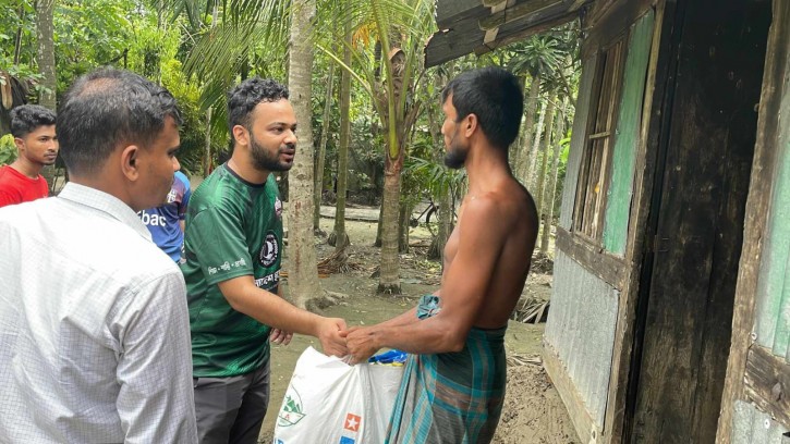 পিরোজপুরে রেমালে ক্ষতিগ্রস্তদের পাশে  ছাত্রলীগের শেখ মোঃ তাওহীদুল ইসলাম