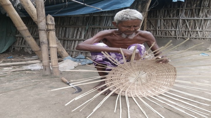 শিবগঞ্জে ডালি বুনে ৫০টাকা আয়ে সংসার চলে ৯০ বছরের তোবজুলের