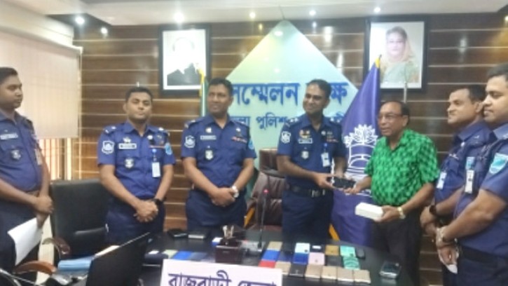 রাজবাড়ীতে ৩৫টি হারানো ফোন উদ্ধার করে মালিকদের ফেরত