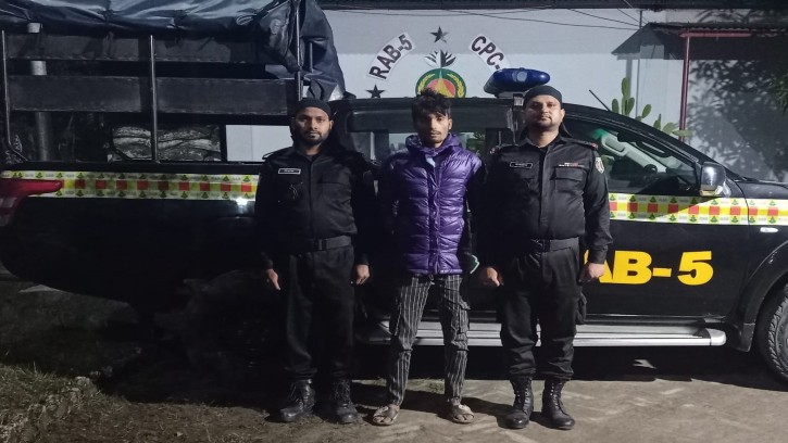 শিবগঞ্জে ৬ মামলার আসামি অস্ত্রসহ গ্রেফতার