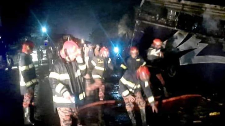 পলাশবাড়ীতে ব্যাটারি থেকে আগুন, যাত্রীবাহী বাস খাদে