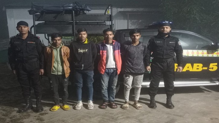 শিবগঞ্জে র‌্যাবের অভিযানে কিশোর গ্যাংয়ের ৪ জন আটক