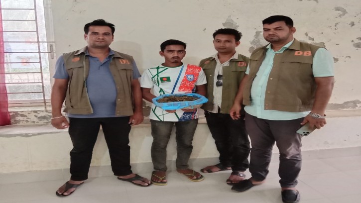 আমতলীতে ৫০০ গ্রাম গাঁজা সহ মাদক ব্যবসায়ী আটক 