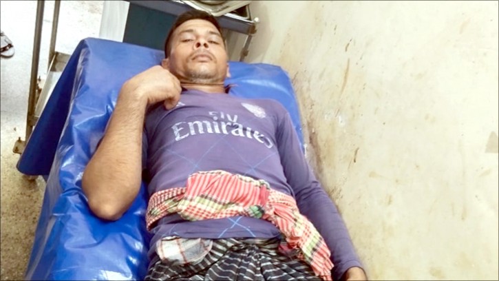 শিবগঞ্জে কামড় খেয়ে জীবিত রাসেল ভাইপার নিয়ে হাসপাতালে কৃষক