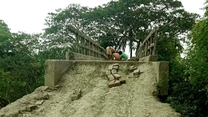 পাইকগাছার নৌরনদীর উপর এ্যাপ্রোচবিহীন সেতুটি এখন মরণ ফাঁদ