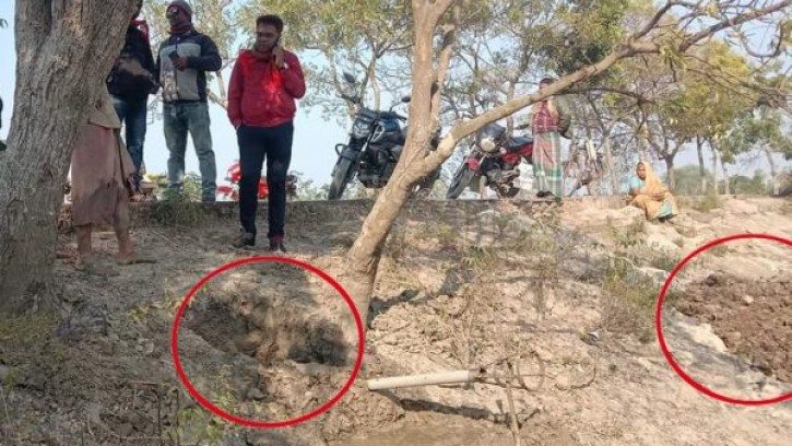 পাইকগাছায় পিচের রাস্তায় বোরিং করে বালু ভরাটকালে ৪ জন আটক