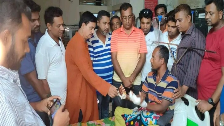 পাইকগাছায় স্বেচ্ছাসেবক দলের নেতার উপর হামলার প্রতিবাদ