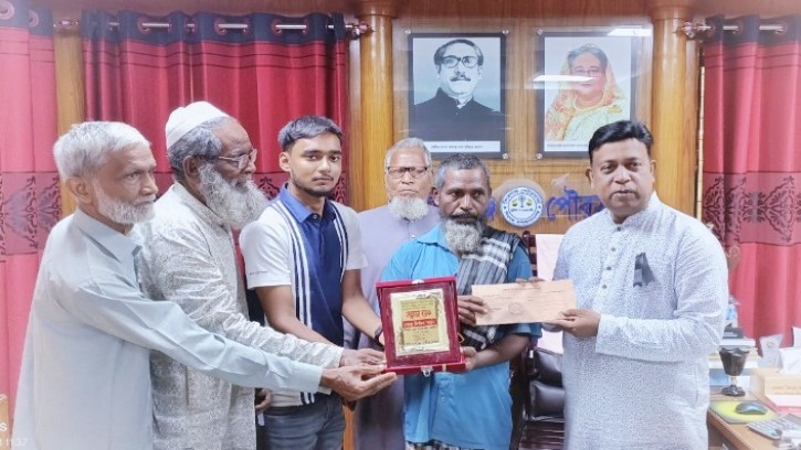 শিবগঞ্জে ভ্যান চালক মিস্টারকে পৌরসভার পক্ষ থেকে সংবর্ধণা