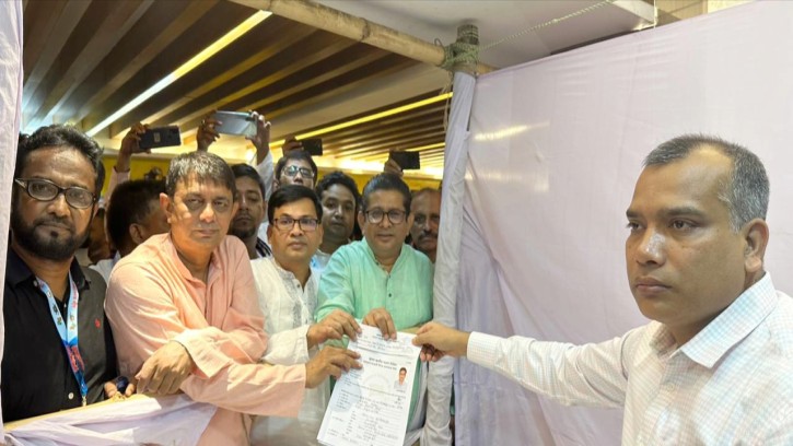 স্মার্ট বাংলাদেশ বিনির্মাণের শপথে মনোনয়ন দাখিল করলেন এ কে এম আজিম