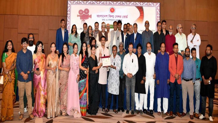 'মুজিব-একটি জাতির রূপকার' চলচ্চিত্রের সেন্সর সনদ হস্তান্তর