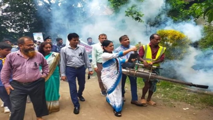 মানিকগঞ্জে জেলা প্রশাসকের নেতৃত্বে মশক নিধন কর্মসুচি