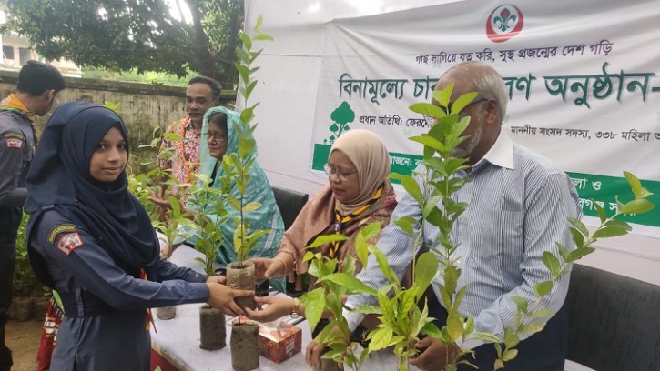 চাঁপাইনবাবগঞ্জে স্কাউট সদস্যদের মাঝে গাছের চারা বিতরণ