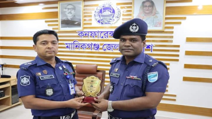 মানিকগঞ্জে শ্রেষ্ঠ ওসির সম্মাননা পেলেন রউফ