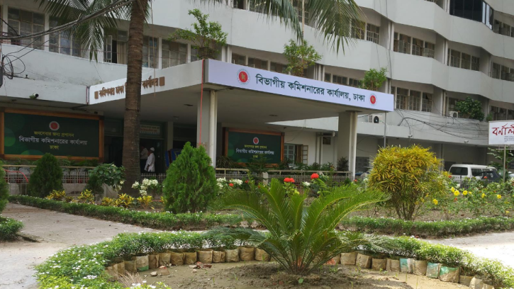 ঢাকা বিভাগীয় কমিশনারকে নিয়ে ফেসবুকে প্রচারিত খবর সঠিক নয়