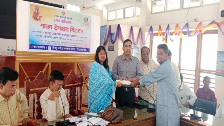 পিরোজপুরে প্রধানমন্ত্রীর শারদীয় দুর্গাপূজার উপহার বিতরণ