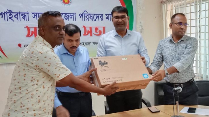 গাইবান্ধা উপজেলা পরিষদের ল্যাপটপ বিতরণ
