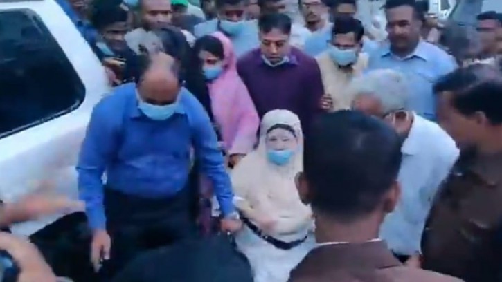 হাসপাতাল থেকে বাসায় ফিরেছেন খালেদা জিয়া