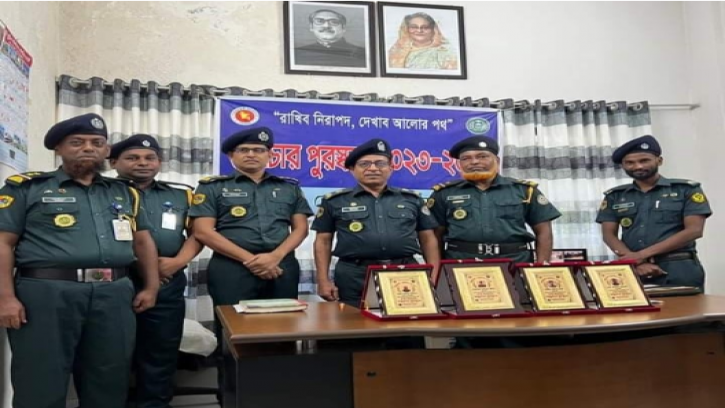 মানিকগঞ্জে জাতীয় শুদ্ধাচার পুরস্কার পেলেন জেলার মাহবুব 