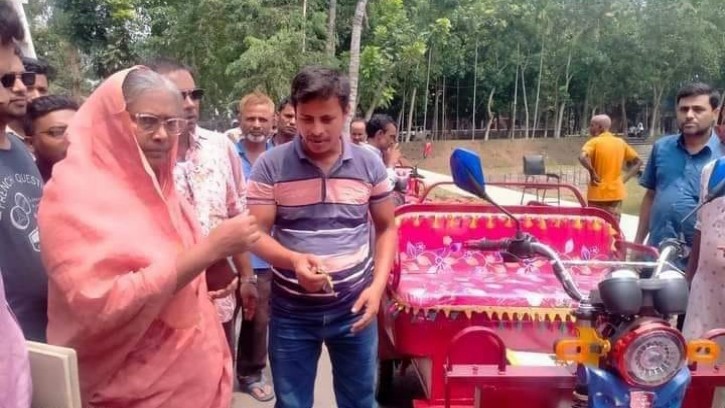 গাইবান্ধায় চেক বিতরণ অনুষ্ঠানে হুইপ গিনি