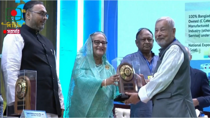 জাতীয় রপ্তানি ট্রফি প্রদান করলেন প্রধানমন্ত্রী