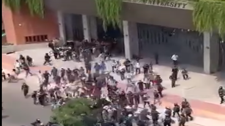 বাড্ডায় অবরোধ, শিক্ষার্থী-পুলিশ পাল্টাপাল্টি ধাওয়া