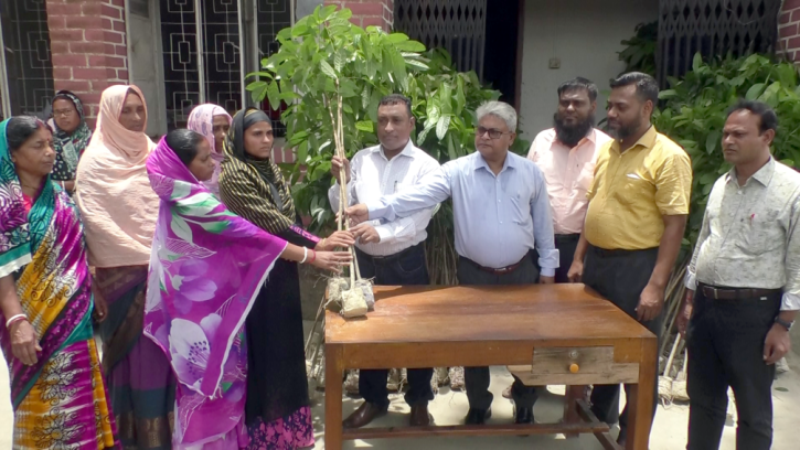 গাইবান্ধায় ফলজ বনজ ঔষধি চারা বিতরণ