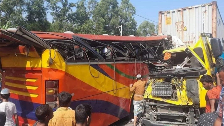  ফেনীতে বাস-কাভার্ডভ্যান মুখোমুখি সংঘর্ষে নিহত ৩