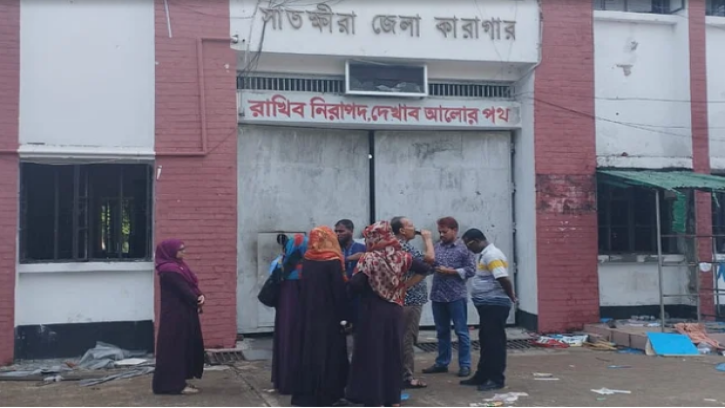 সাতক্ষীরা কারাগার থেকে পালানো ৫৯৬ বন্দীর ৪০৫ জন ফিরে এসেছে