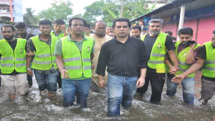 স্মরণকালের ভয়াবহ বন্যায় দুর্গতদের পাশে আন্দালিব পার্থ 