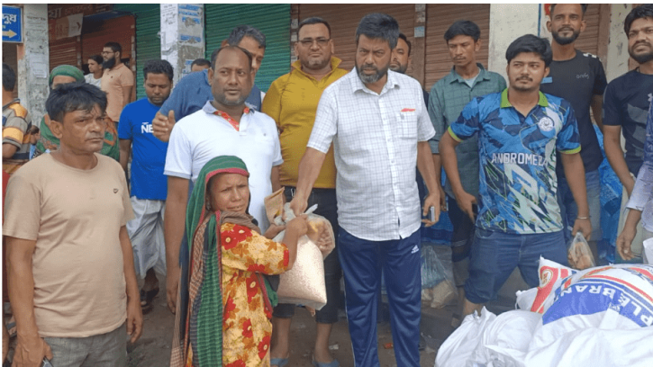 ফেনীতে বন্যার্তদের মাঝে বিএনপি নেতা মজনুর ত্রাণসামগ্রী বিতরণ 
