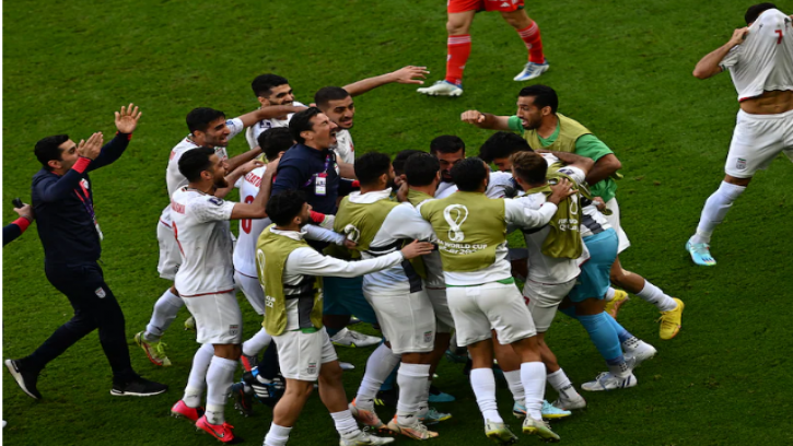 ১০ জনের ওয়েলসকে নাটকীয়ভাবে ২-০ গোলে হারাল ইরান 