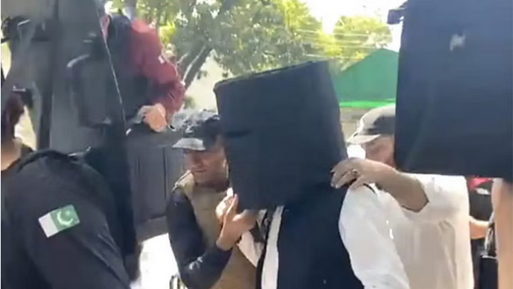 ‘বুলেটপ্রুফ বালতি’ পরে আদালতে ইমরান খান