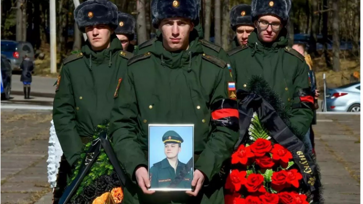 ইউক্রেনে নিহত রুশ সেনার অন্তেষ্টিক্রিয়া