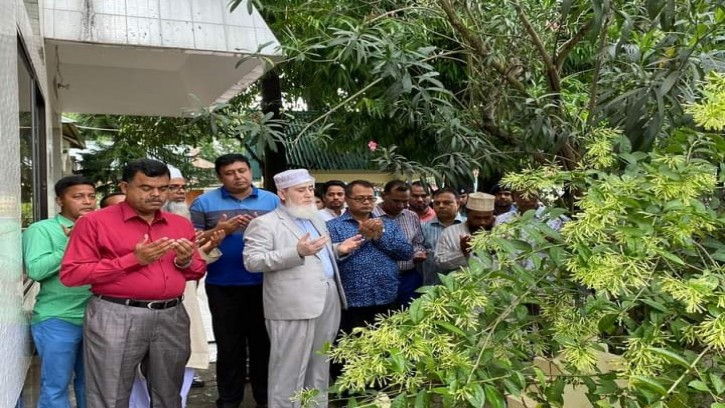 রাষ্ট্রপতির মা-বাবার কবর জিয়ারত করলেন বিচারপতি নূরুজ্জামান ননী