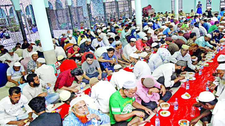  বায়তুল মোকাররমে ধনী-গরীবের ইফতার