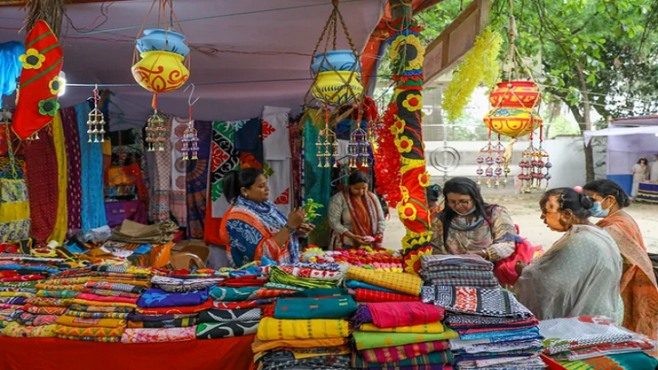 বাংলা একাডেমিতে চলছে বৈশাখী মেলা