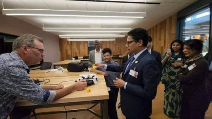 মাইক্রোসফটের উদ্ভাবন কার্যক্রম প্রত্যক্ষ করলেন আইসিটি প্রতিমন্ত্রী