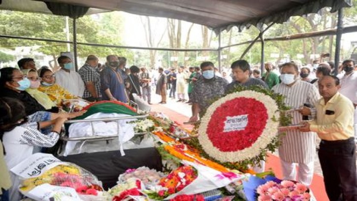 হাসান আরিফের মরদেহে জাতীয় বিশ্ববিদ্যালয় উপাচার্যের শ্রদ্ধা