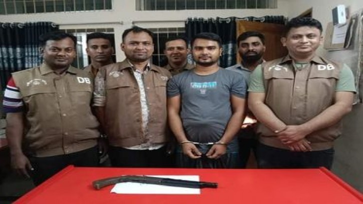 রামগঞ্জ থেকে এলজিসহ একাধিক মামলার আসামী হাফিজ গ্রেফতার