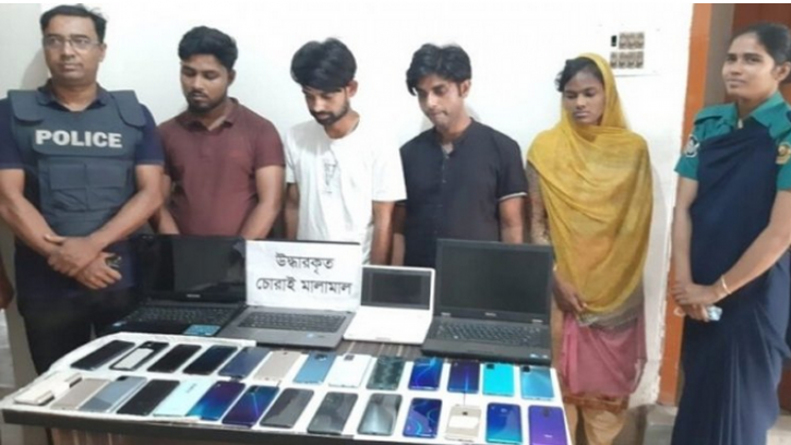 চট্টগ্রামে মোবাইল ও ল্যাপটপসহ আটক ৪