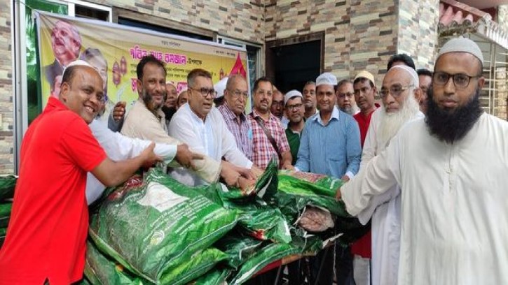 পানি সম্পদ উপ-মন্ত্রীর পক্ষে নড়িয়া-সখিপুরের খেজুর বিতরণ