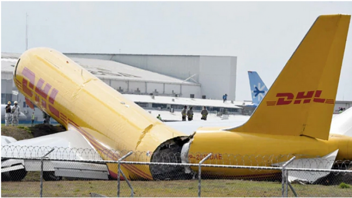 কোস্টারিকায় রানওয়েতে ছিটকে পড়ে প্লেন দ্বিখণ্ডিত