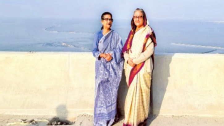 বোন রেহানাকে নিয়ে পদ্মা সেতু ঘুরে দেখলেন প্রধানমন্ত্রী 