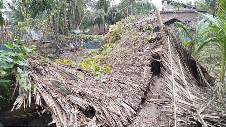 পাইকগাছায় বাড়ি-ঘর ভাংচুর ও গাছ কেটে ক্ষতিসাধন
