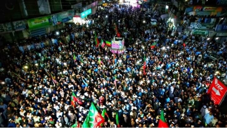  ইমরান খানের পক্ষে পাকিস্তানে রাতভর বিক্ষোভ