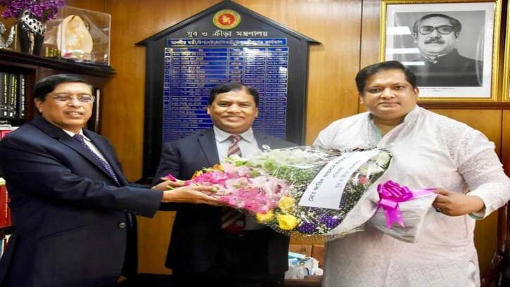 দুই সচিবকে ফুলেল শুভেচ্ছা ক্রীড়া প্রতিমন্ত্রীর