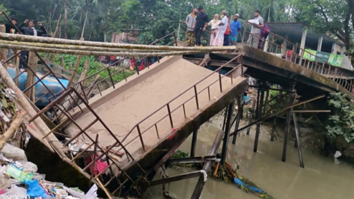 পিরোজপুরে সেতু ভেঙ্গে খালে : দুই উপজেলার বাসিন্দাদের ভোগান্তি