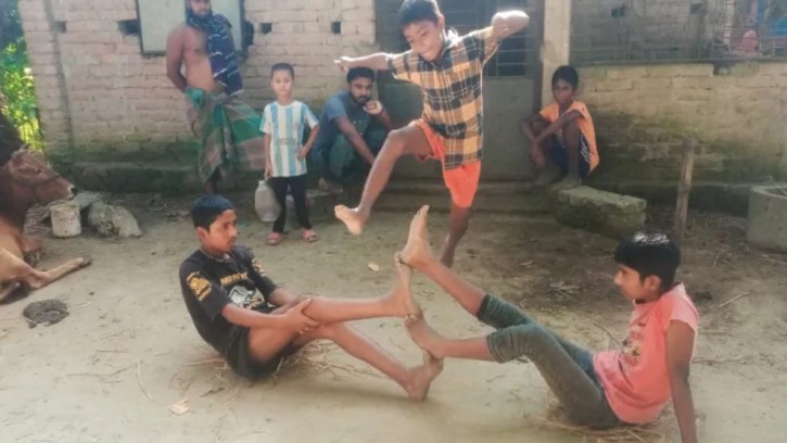 আধুনিক সভ্যতা ম্লান করে দিচ্ছে গ্রামীণ সব খেলাধুলা