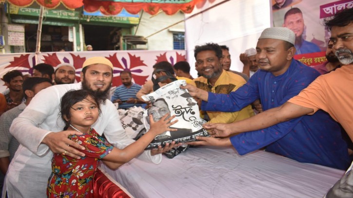 যাত্রাবাড়ীতে আওয়ামী স্বেচ্ছাসেবক লীগের ঈদ উপহার বিতরণ