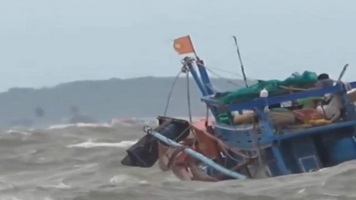 পিরোজুরে জেলে পরিবারে জেলা প্রশাসকের অনুদানের চেক বিতরণ